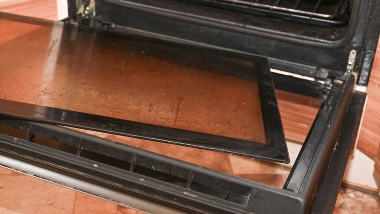 Cum cureți geamul cuptorului fără să freci ore întregi. Trucul simplu care dizolvă grăsimea arsă / De ce nu e bine să-l cureți când este încă încins