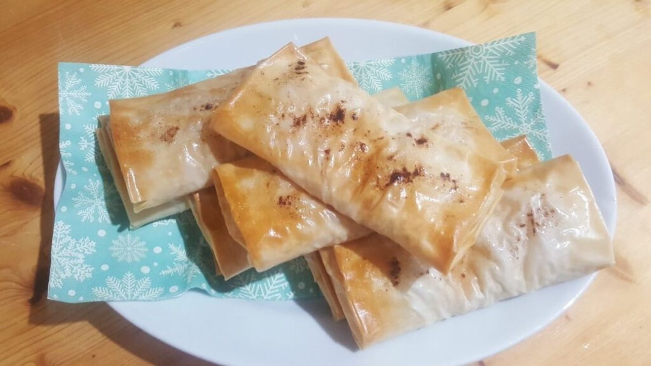 Ștrudel de dovleac crud și cocos, cu foi de plăcintă din comerț, rulate individual. Un desert de sezon cu zero bătaie de cap. Adaugi totul direct pe foaie și asta e tot