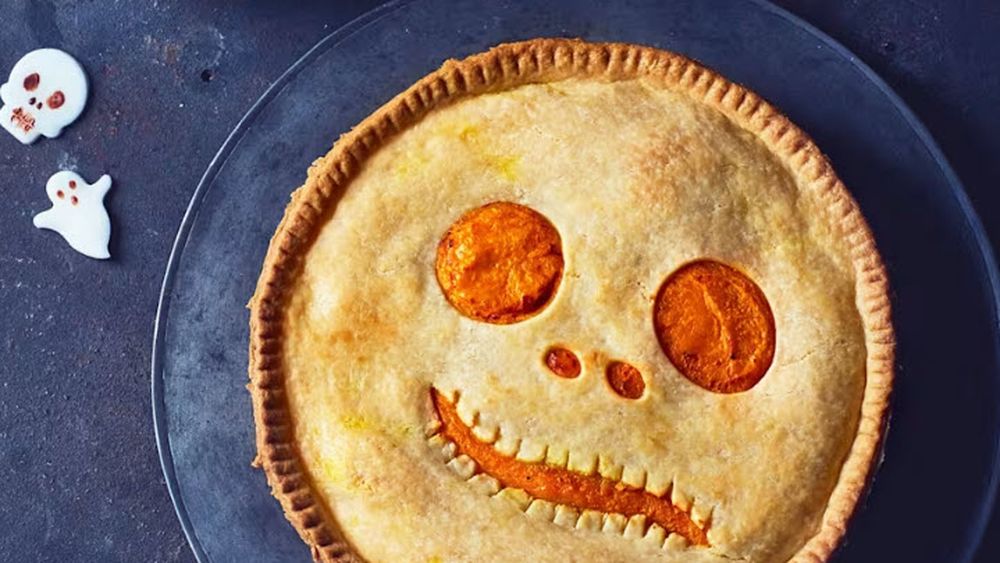 Rețetele Juanitei | Plăcinta americană de dovleac, în varianta de „teroare”/ Nu poate lipsi de la masa de Halloween, chiar dacă nu e o sărbătoare românească/ Cei mici se vor distra inclusiv ajutându-vă să o preparați