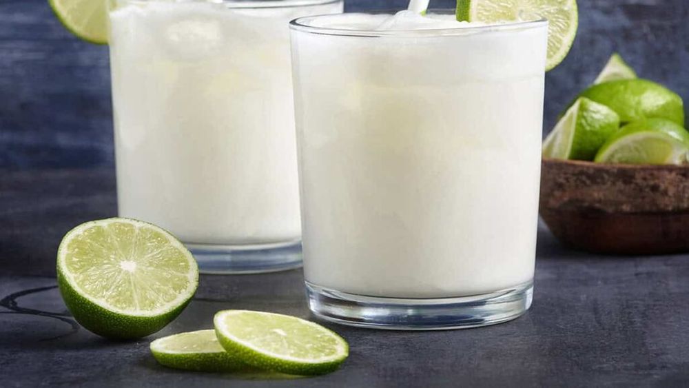 Pe lângă tradiționala bere pentru mici pune și o limonadă sau o sangria lângă grătarul de 1 Mai/ Cum faci limonadă braziliană virală sau sangria cu fructe și fără zahăr