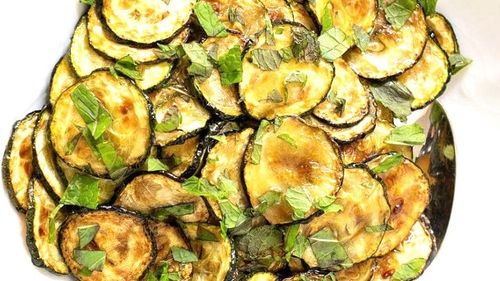 Garnituri de legume. Rețetă rapidă de dovlecei în stil napoletan: dovlecei alla scapece/ cu oțet, usturoi și mentă