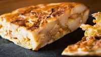 Tortilla de Patatas, omleta spaniolă cu cartofi care se mănâncă la orice oră / Rețeta simplă cu doar câteva ingrediente