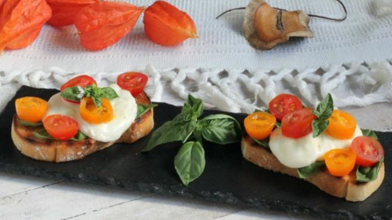 Rețetele Juanitei. Câteva bruschette caprese vor asigura o decorativă salată pe pâine pentru o cină frugală