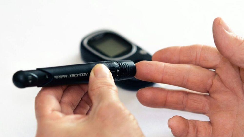 Un diabetolog dezvăluie zece cauze surprinzătoare ale variațiilor de zahăr din sânge/Dacă ești deshidratat, bei prea multă cafea, schimbi fusul orar, nu dormi suficient sau te confrunți cu “fenomenul zorilor”, s-ar putea să pierzi controlul glicemiei