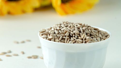 Paste proteice cu semințe de floarea soarelui în compoziție sau cremă de floarea soarelui cu leurdă? Sunt deja pe piață, dar le poți prepara și acasă. Cum mai poți folosi semințele de floarea soarelui în alimentația cotidiană?