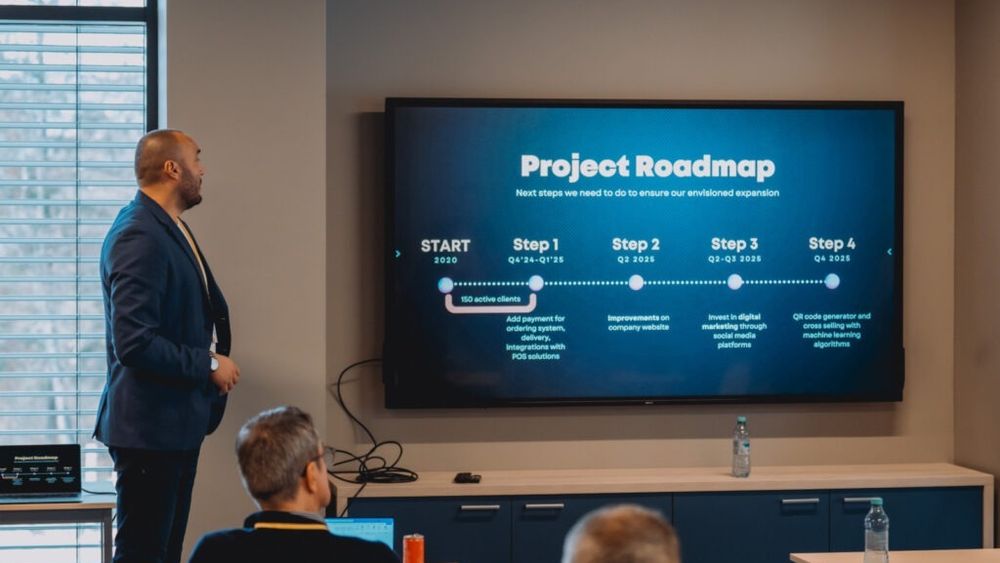 Startupurile de tehnologie cu aplicabilitate în HoReCa și retail se pot înscrie la cea de-a 15-a ediție a F&B Business Accelerator / Programul oferă workshopuri offline în București, mentorat personalizat și acces garantat la singurul bootcamp de inovare din industria alimentară din România