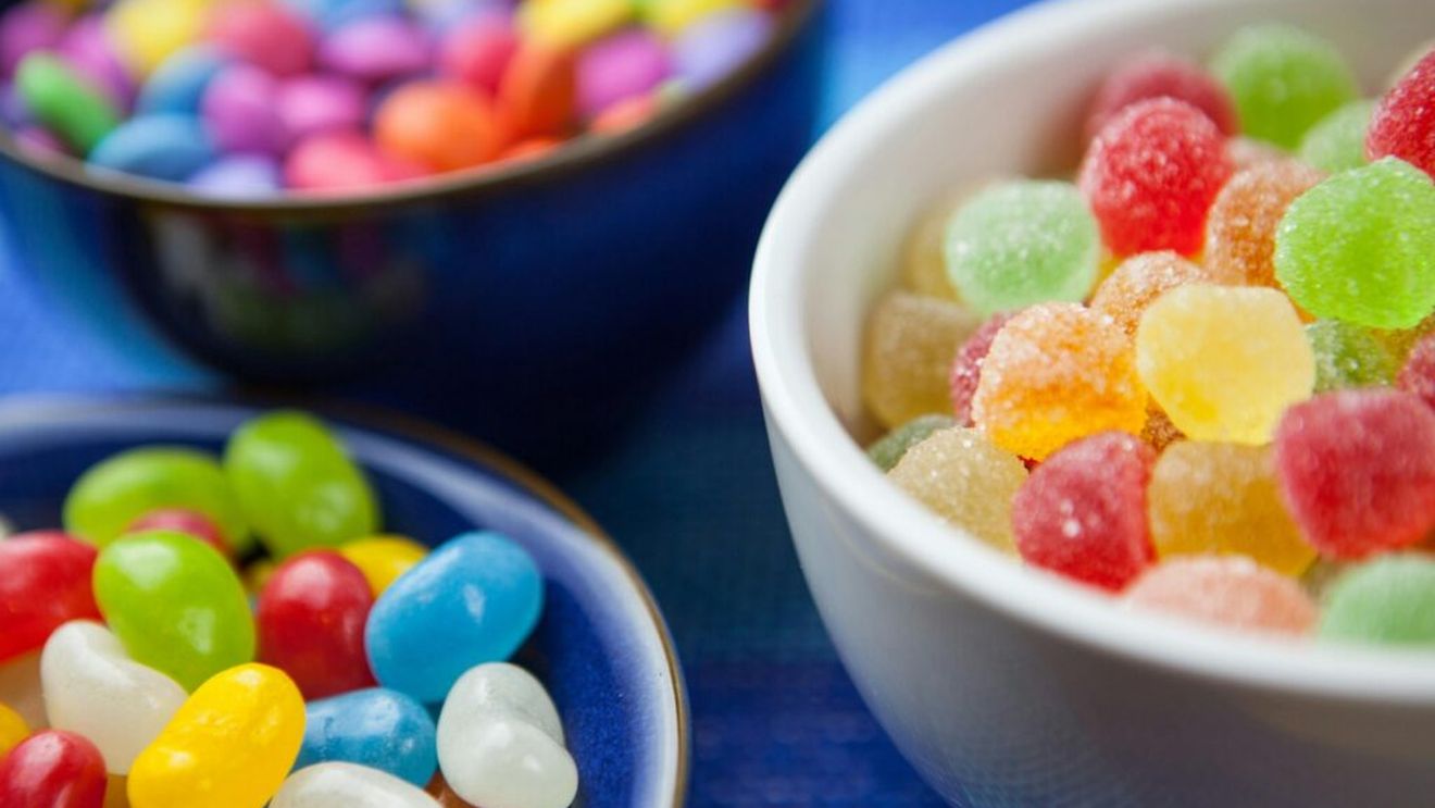 Bomboanele care au adus 600.000 de euro unei familii/ Un tată a intrat în magazin să ia dulciurile pe care i le cerea fetița și a cumpărat și biletul câștigător la loterie