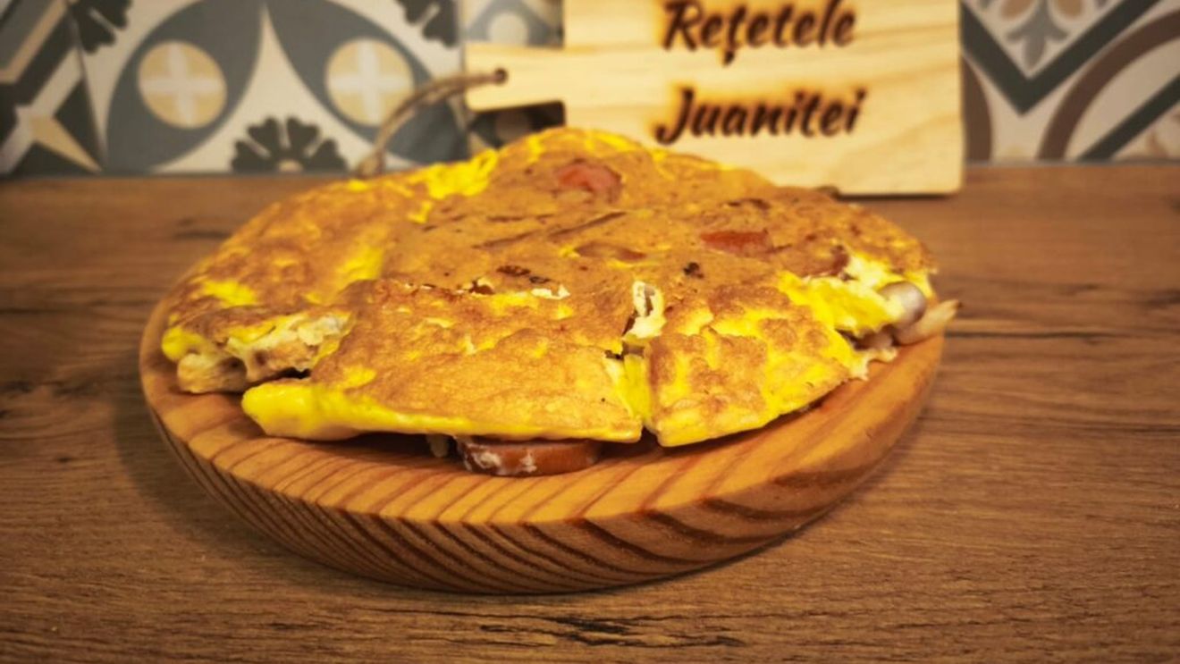 Rețetele Juanitei | Omletă cu ... ce găsim prin frigider/ La mine au fost o bucățică de piept de pui, un crenvurșt și ciuperci/ Îi putem spune și mic dejun pentru combaterea risipei alimentare