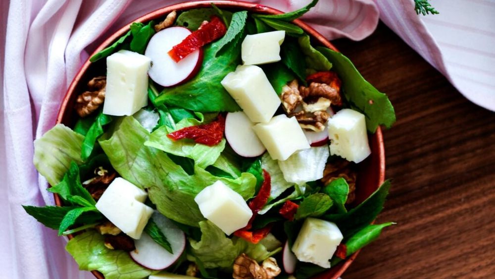 Știai că frunzele de ridichi sunt comestibile? Nu le mai arunca!/ Sunt sănătoase și hrănitoare și poți prepara, rapid, o salată delicioasă