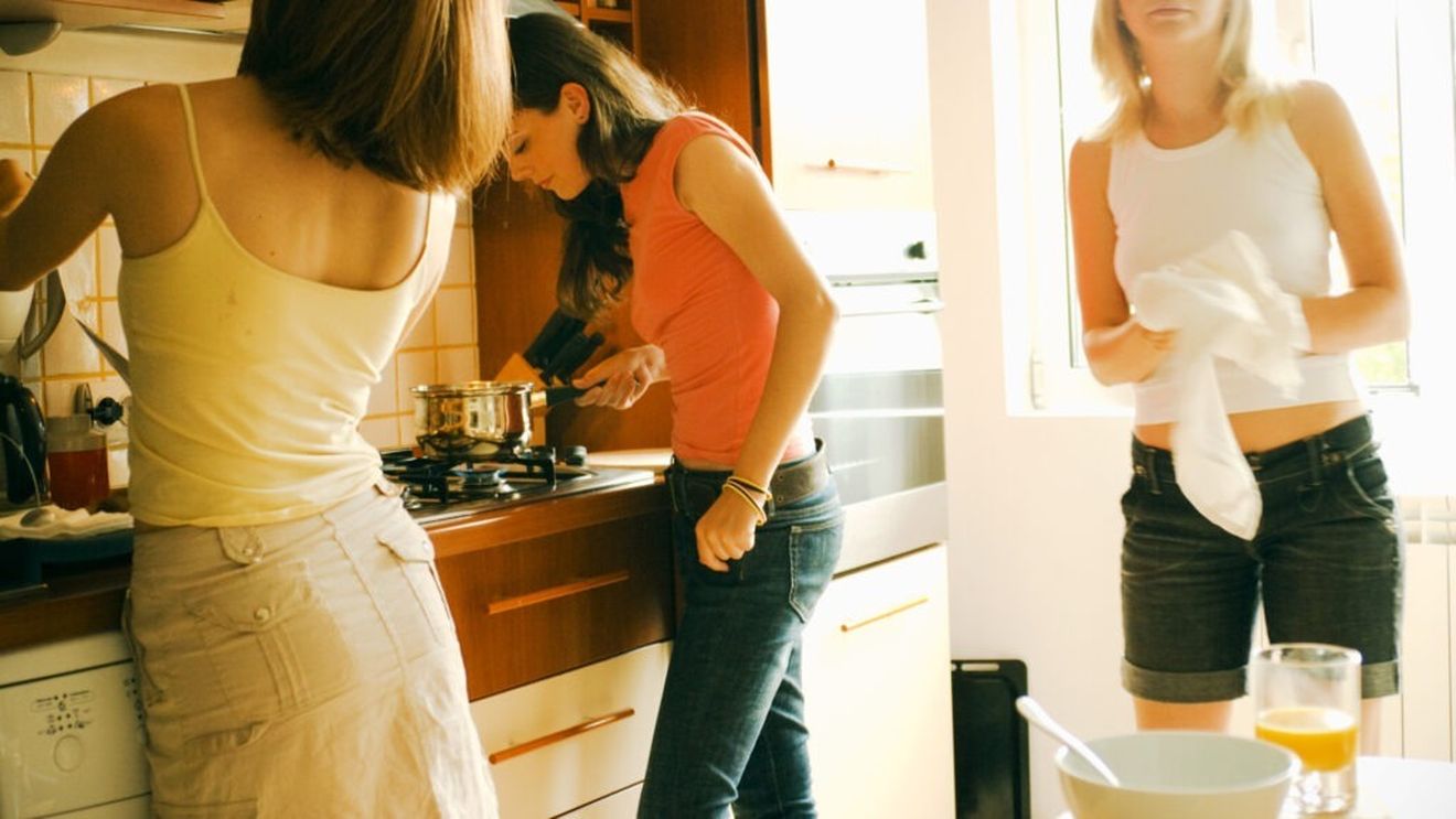 Sunt student, ce mănânc? Ioana petrece timp cu alți studenți în bucătăria de la cămin, uneori cu un podcast în fundal: ,,Din momentul în care am început să îmi fac un grup de prietene am început și să gătim împreună”