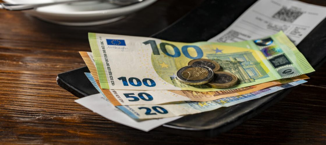 Ce trebuie să verifici înainte să plătești la restaurant în vacanță / Cele 12 reguli care te pot scuti de zeci de euro în plus