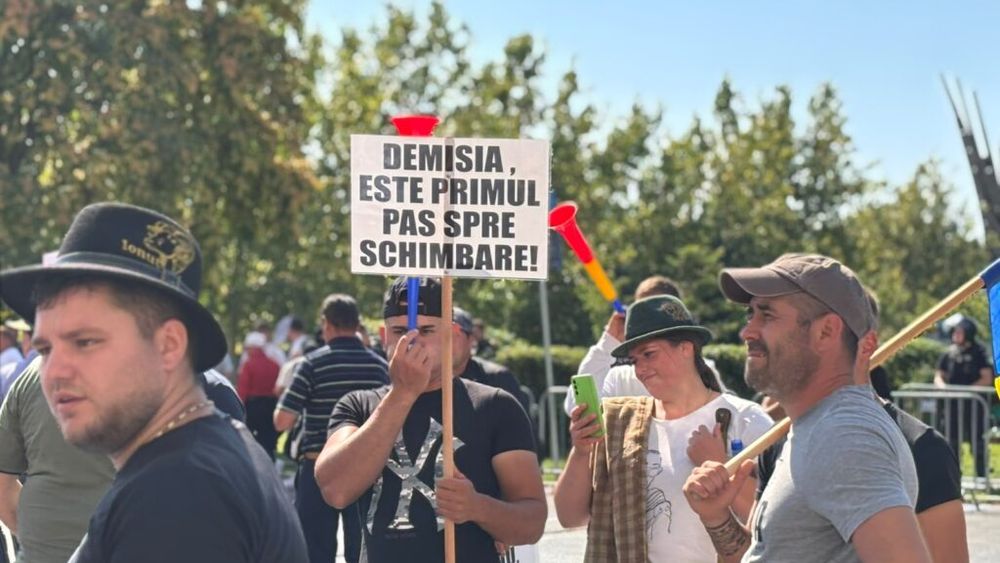 UPDATE | FOTO-VIDEO | Protest violent în Capitală: Mii de crecătorii de oi au ieșit în stradă și cer reluarea urgentă a exporturilor: „Fermierii au nevoie de piețe redeschise, nu de noi întârzieri” / Jandarmii au folosit spray-uri cu gaze lacrimogene: „Au forțat dispozitivul” / Reacția șefului ANSVSA