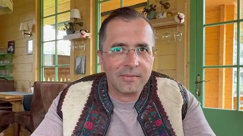 VIDEO | FOTO | A lăsat corporația și s-a întors acasă, în Maramureș, unde a deschis o pensiune și un restaurant / Povestea lui Ionuț Șimon, care a schimbat laptopul pe pieptar și ședințele pe gustul copilăriei: „Părinții au vrut să mă facă domn. Am ajuns, dar am renunțat la tot, mi-am dat jos cămașa ca să-mi iau pieptarul”