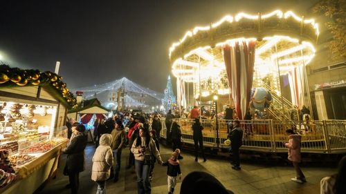 S-a deschis Târgul de Crăciun de la Craiova/ Tunuri de zăpadă, surprize pentru copii, iar de la căsuţele amenajate, vizitatorii pot achiziţiona artizanat, suveniruri, dulciuri de sezon, vin fiert, preparate tradiţionale