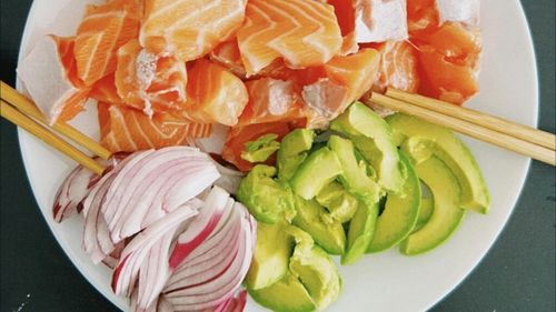 Un endocrinolog dezvăluie care sunt cele mai bune alimente, dacă aveți noduli tiroidieni/ Nucile, peștele, ouăle, carnea slabă, laptele, avocado și ovăzul vă ajută să țineți boala sub control