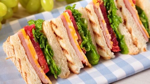 Brunch de duminică la iarbă verde sau direct pe plajă: tot ce poți să adaugi între mai multe felii de pâine în afară de ceea ce știi deja