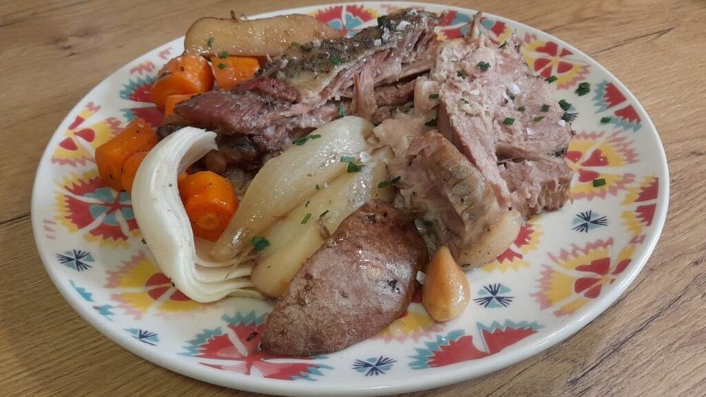 Rețetele Juanitei: Clasica friptură de porc la tavă, ceafă și coaste pe pat de legume. Lăsată la cuptor 6 ore, o tai cu furculița