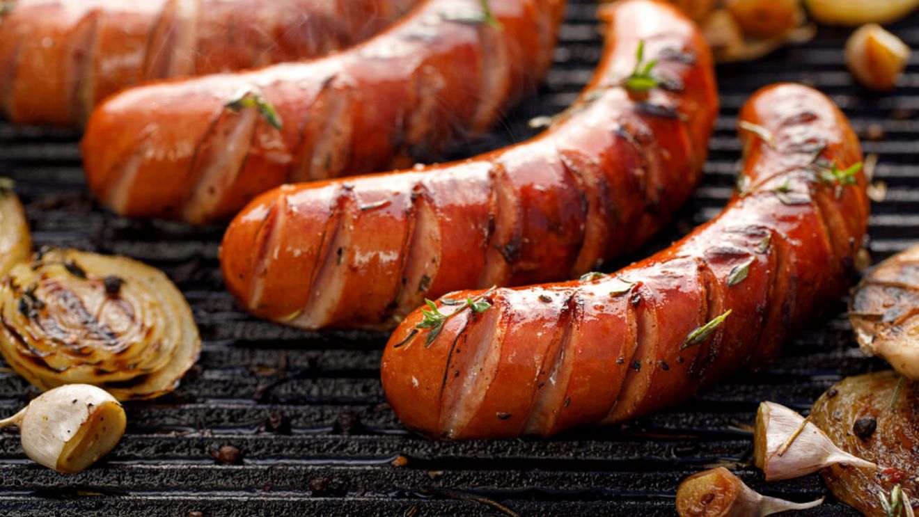 Șapte alimente pe care chefii Michelin spun să nu le pui pe grătar / Cu ce poți înlocui cârnații și burgerii