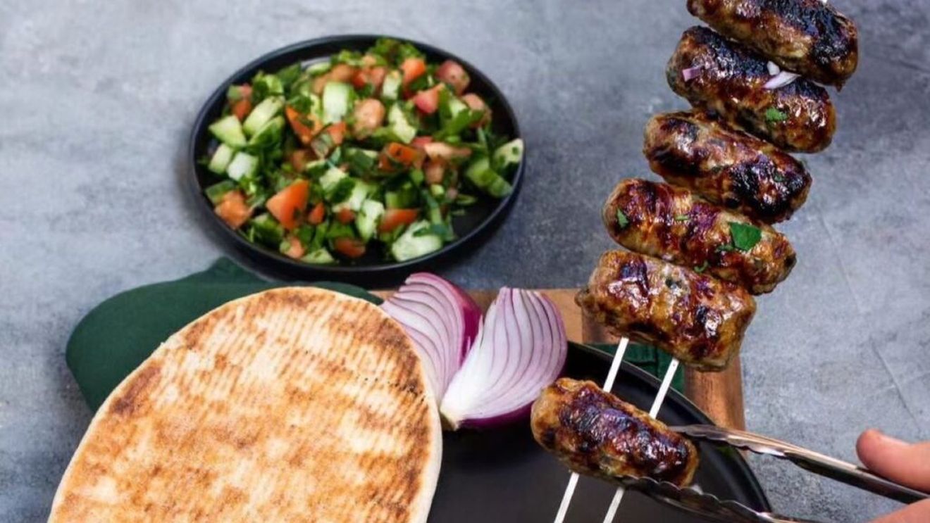 Șeftalia, cârnații tradiționali din Cipru în formă de piersică / Sunt preparați din carne de porc sau de miel și sunt, de obicei, serviți cu pita, lămâie, ceapă roșie sau cu o salată