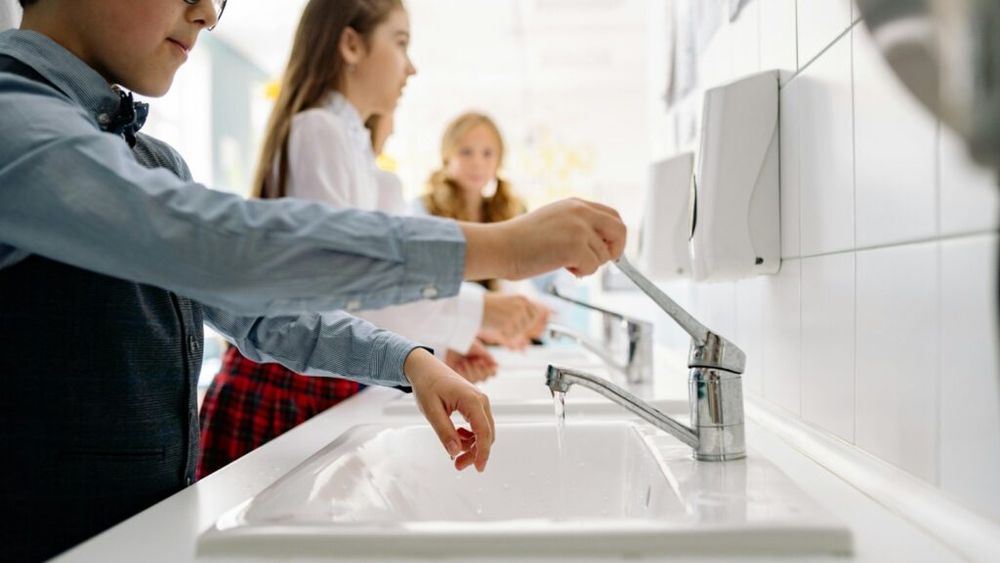 Zece copii de la o şcoală din Brașov au ajuns la spital cu simptome digestive / Una dintre ipotezele privind îmbolnăvirile ar fi igiena precară a mâinilor/ A fost demarată o ancheta epidemiologică