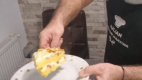 Imediat ți se face poftă! Tort de mămăligă cu bacon, cârnați, ouă, cașcaval și unt / Rețeta care te face să ceri a doua porție