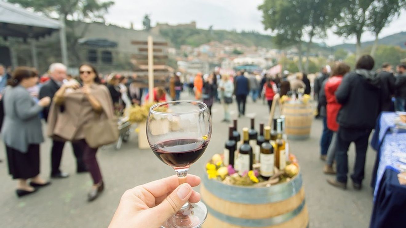 Festivalul Artizanilor „Harababura Vintage” aduce trei zile de artă, muzică şi gastronomie în Timișoara/ Preparate de sezon, vinuri din podgoriile regiunii, bere şi cidru artizanal, sucuri naturale, toate realizate în judeţul Timiș