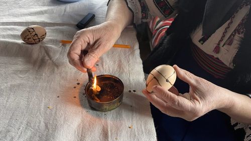 VIDEO | Încondeierea ouălor de Paști, obicei păstrat din vechime / Simboluri de ceară și culoare care păstrează vie arta încondeierii ouălor în Maramureșul istoric