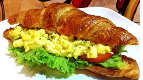 Mic dejun rapid și sățios: Croissant cu ouă scrambled și avocado / Presară deasupra fulgi de ardei iute sau semințe de susan pentru un aspect spectaculos și o notă ușor picantă