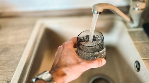 Nanoplasticele din apa de la robinet ar putea ajuta bacteriile periculoase să supraviețuiască / Ce au descoperit cercetătorii despre E. coli