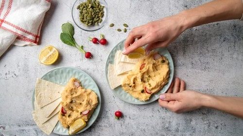 Tortillas din fulgi de ovăz, cu hummus de năut și dovleac. Mic dejun de început de toamnă
