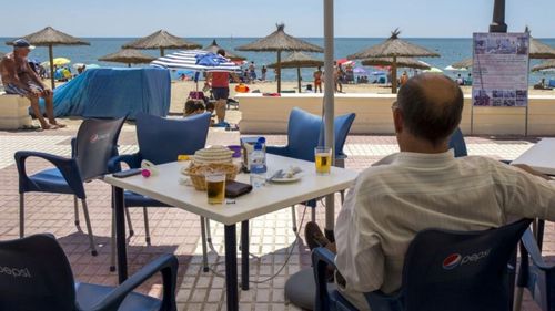 Ministerul Economiei, Antreprenoriatului şi Turismului a controlat în minivacanţa de Sfânta Maria 51 de structuri de primire turistică de pe litoral, inclusiv de alimentație, şi a dat amenzi de 238.000 lei / Ce nereguli au fost găsite