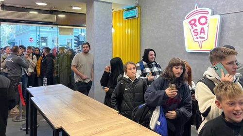 Shaorma gratis de Black Friday: Sute de clujeni au stat la coadă la un fast-food pentru a obține o porție de shaorma