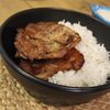 VIDEO FOTO | Friptură de porc cu sos de brânză, o rețetă simplă, dar care rezolvă rapid o masă de prânz. Poate fi luată și la pachet