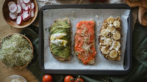 Vrei să te simți mai puțin stresat? Mănâncă ouă și avocado și încearcă să consumi mai puțină cofeină / Un nutriționist în spune ce alimente pot crește producția de cortizol, hormonul responsabil de stres