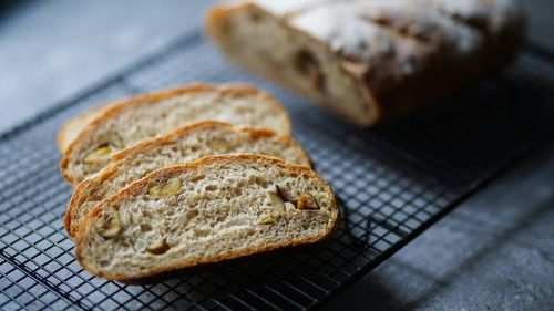 Beneficiile pâinii cu maia/ Conform nutriționiștilor, pâinea cu maia crește imunitatea, menține sănătatea intestinală și ține în frâu glicemia