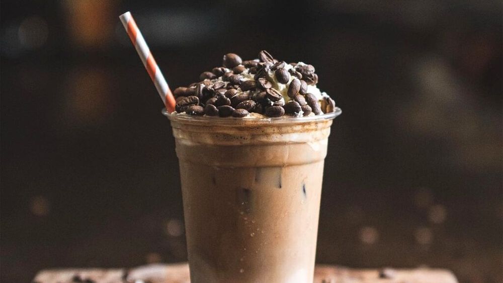 Cum prepari un cafè frappé cremos, răcoritor și revigorant în doar cinci minute. Ai nevoie doar de cafea rece, lapte, zahăr și gheață, opțional, frișcă