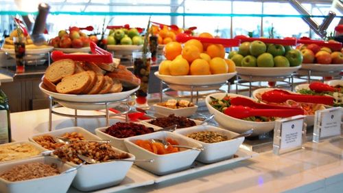 Ce poți mânca pe un vas de croazieră? Cele 8 tipuri de mâncare cel mai des întâlnite pe majoritatea navelor