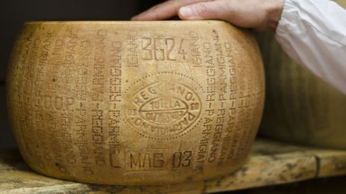 Isprava unui român în Italia: A încercat să fure 14 „roți” de Parmigiano Reggiano, dintr-un magazin din Milano