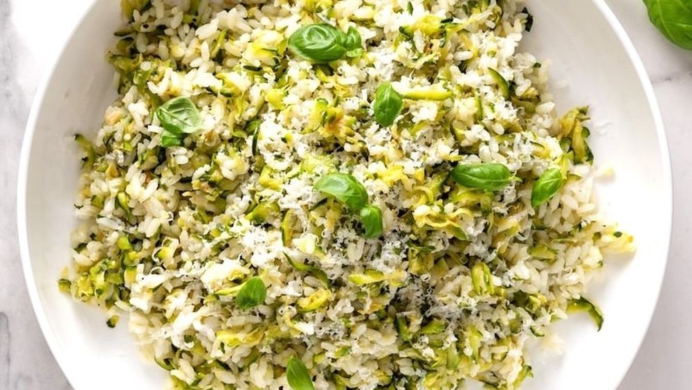Rețete superușoare de vară: Orez rece cu dovlecei și cașcaval ras. Combinație vegetariană rapidă, economică, sănătoasă, de sezon