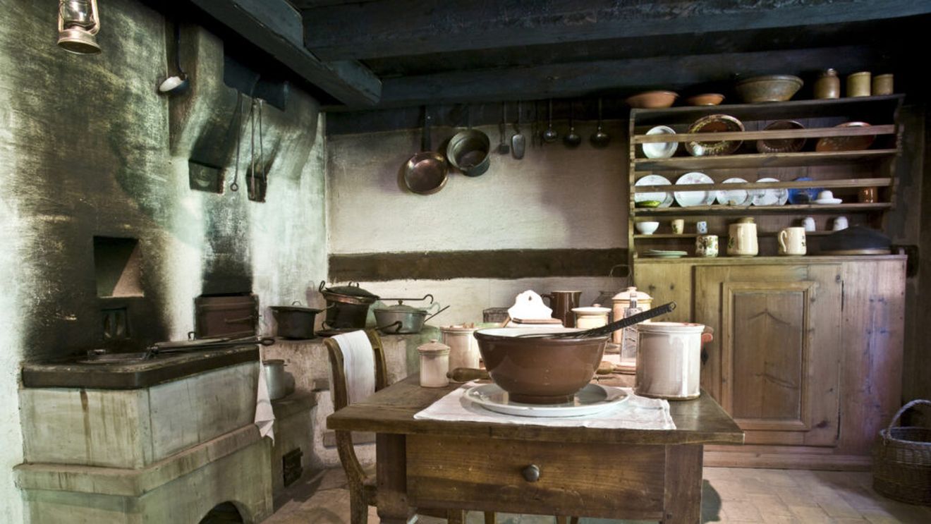 INTERVIU de poveste: În trecut nu existau frigiderele de astăzi, iar alimentele se păstrau în beciuri / Petruța: „Nu puteam să păstrăm mâncarea pentru mult timp, așa că făceam mai puțin și mai des”/ Pe vremuri, copiii aveau un rol important în bucătărie