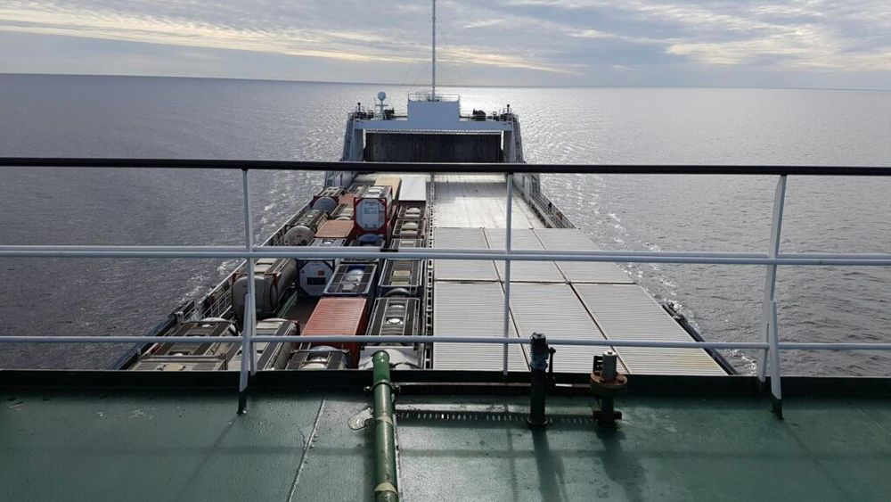 Fără friptură din carne de miel pe vapor: un echipaj format din marinari români a ciocnit însă ouă roșii, în prima zi de Paști / Bucătarul este pakistanez