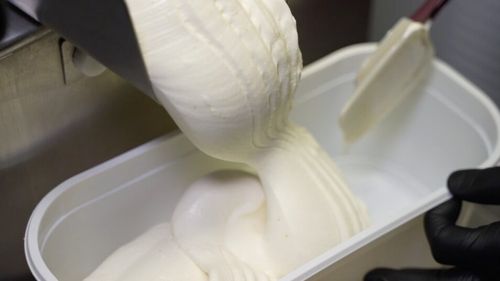 Ultimul trend în materie de dulciuri: înghețată de țuică de prune. Nu este destinată copiilor