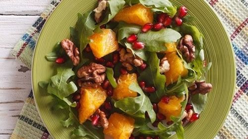 Cele mai bune 7 ingrediente pe care să le adaugi în salată pentru a reduce inflamația. Ce rol au semințele de rodie și uleiul de măsline, conform cercetărilor