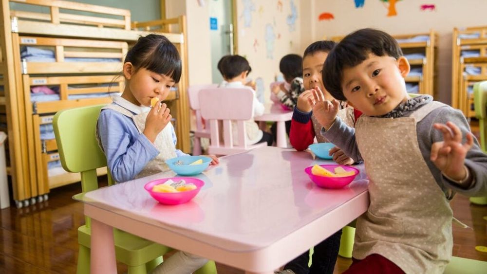 Peste 200 de copii de la o grădiniță din China, tratați pentru intoxicație cu plumb, după ce bucătarii au folosit vopsea necomestibilă la gătit