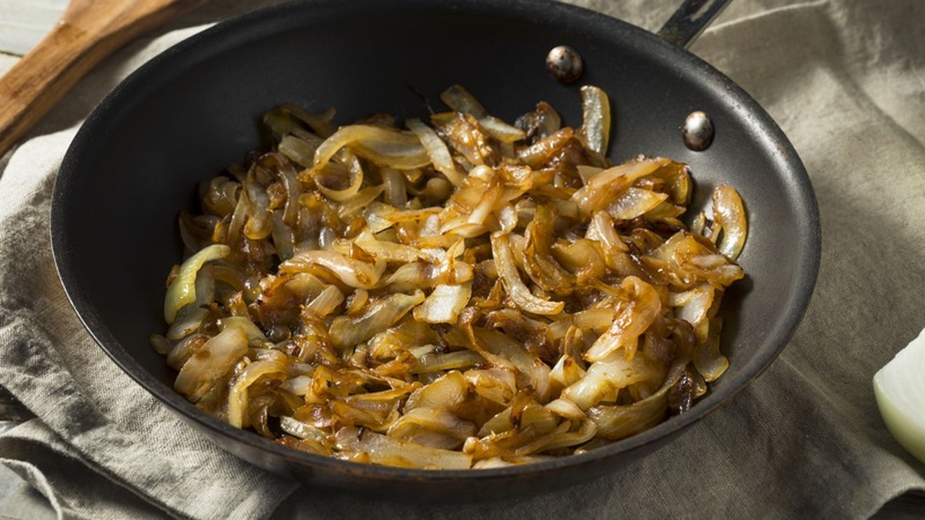 Fasole cu ceapă caramelizată, o rețetă inspirată de supa franțuzească de ceapă. Un preparat cremos, gata în mai puțin de o oră