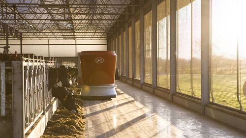 O companie olandeză produce un sistem autonom, bazat pe roboți, de hrănire a animalelor din ferme / Prețurile Lely Vector încep de la 100.000 de euro