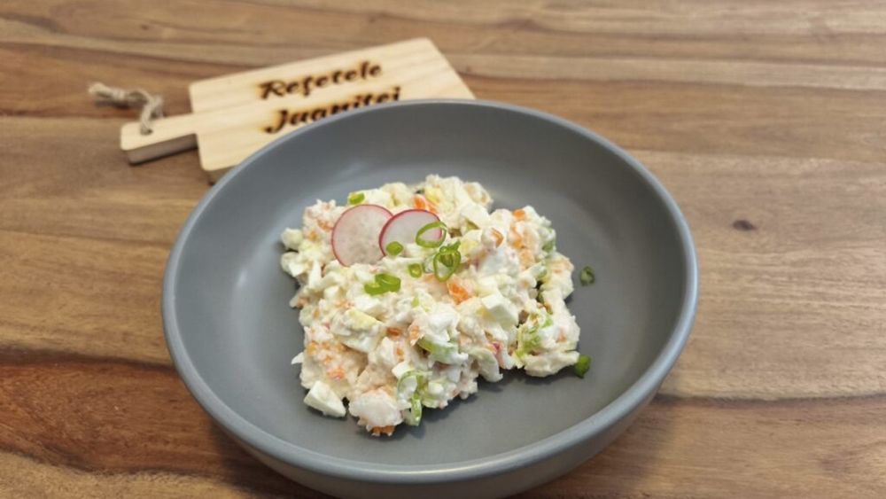 Rețetele Juanitei | Salată proaspătă cu ouă, rădăcinoase și dressing de iaurt grecesc