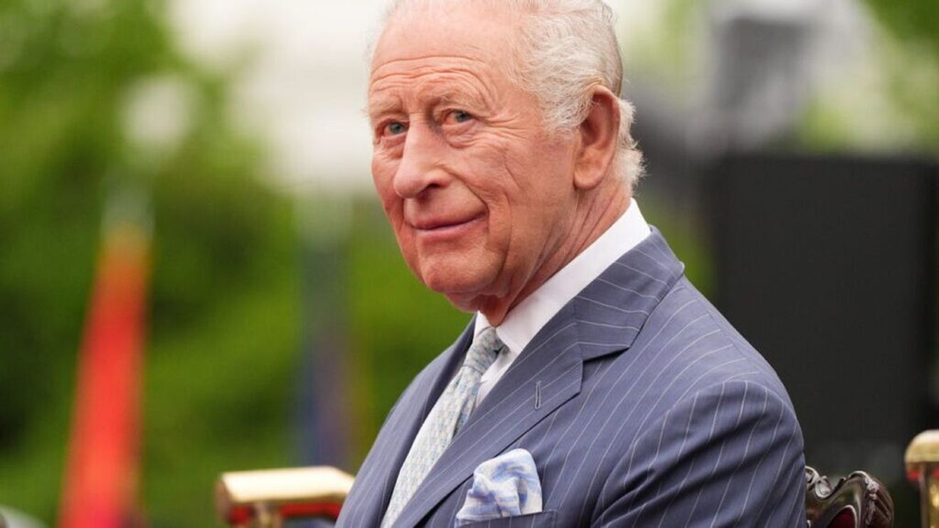 Grâul tradițional care ajunge în pălării: Regele Charles al III-lea oferă recolta unui câmp unei creatoare britanice