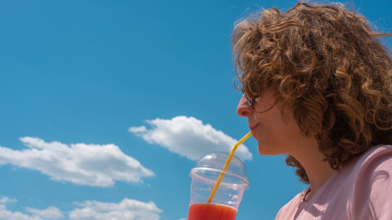 Obiceiul comun care duce la balonare / Un medic gastroenterolog explică de ce ne balonează acest lucru