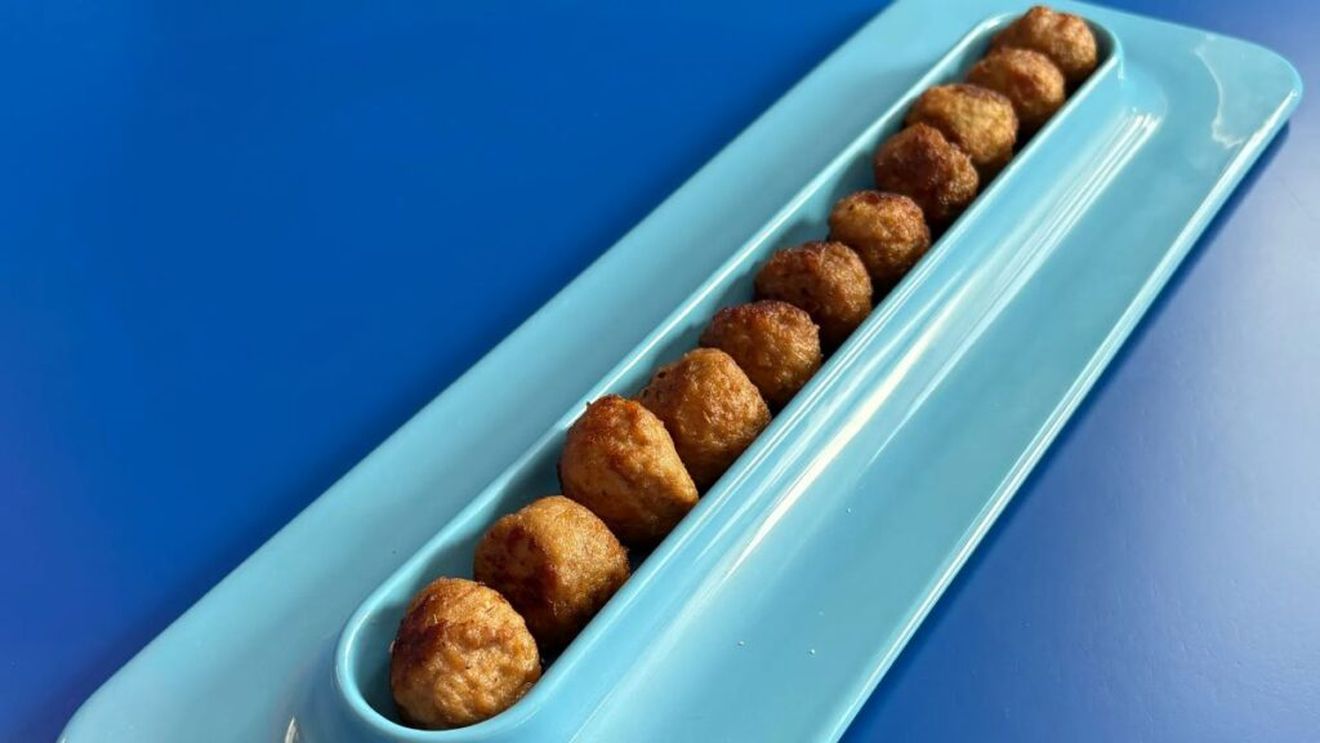 Ikea a creat întâi chiftele, apoi și un platou pe care să le servească. Noul obiect cu evident caracter autoironic va fi lansat odată cu noul sezon